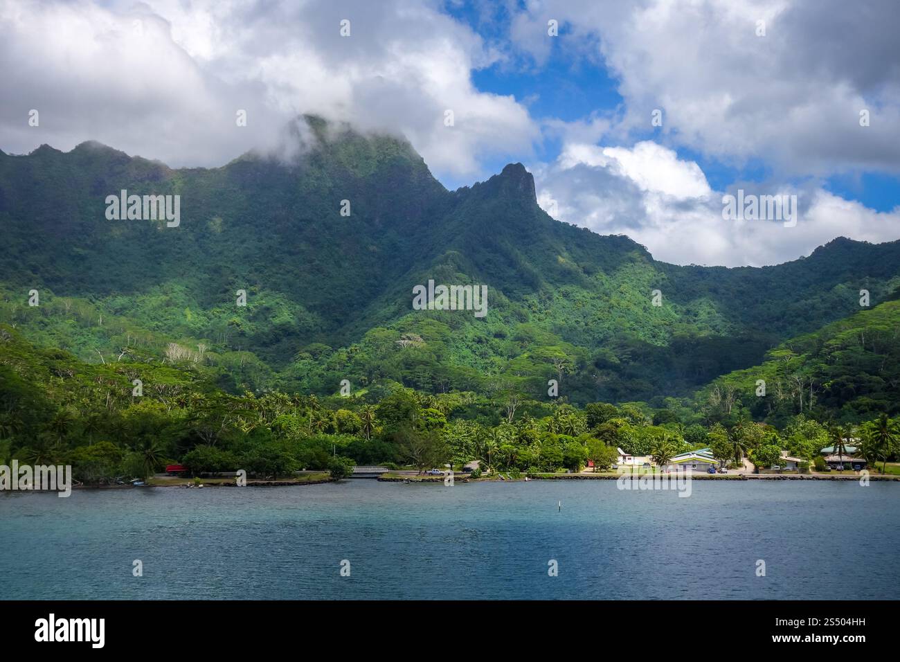 Porto dell'isola di Moorea e paesaggio lagunare dell'oceano Pacifico. Polinesia francese. Porto dell'isola di Moorea e paesaggio lagunare dell'oceano pacifico Foto Stock