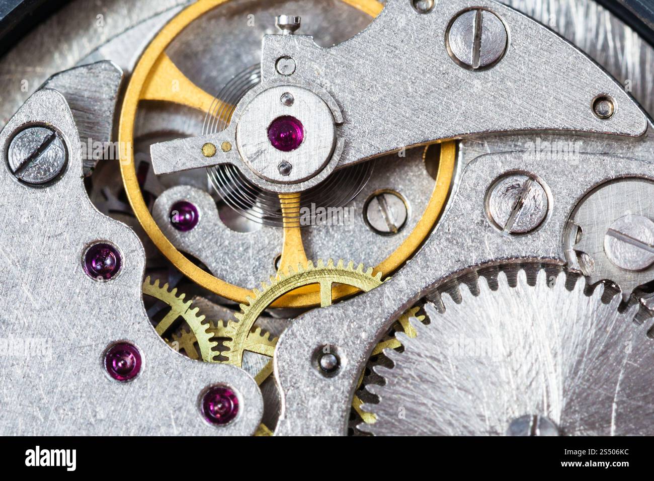 officina orologiera - dettaglio del primo piano dell'orologio meccanico Foto Stock