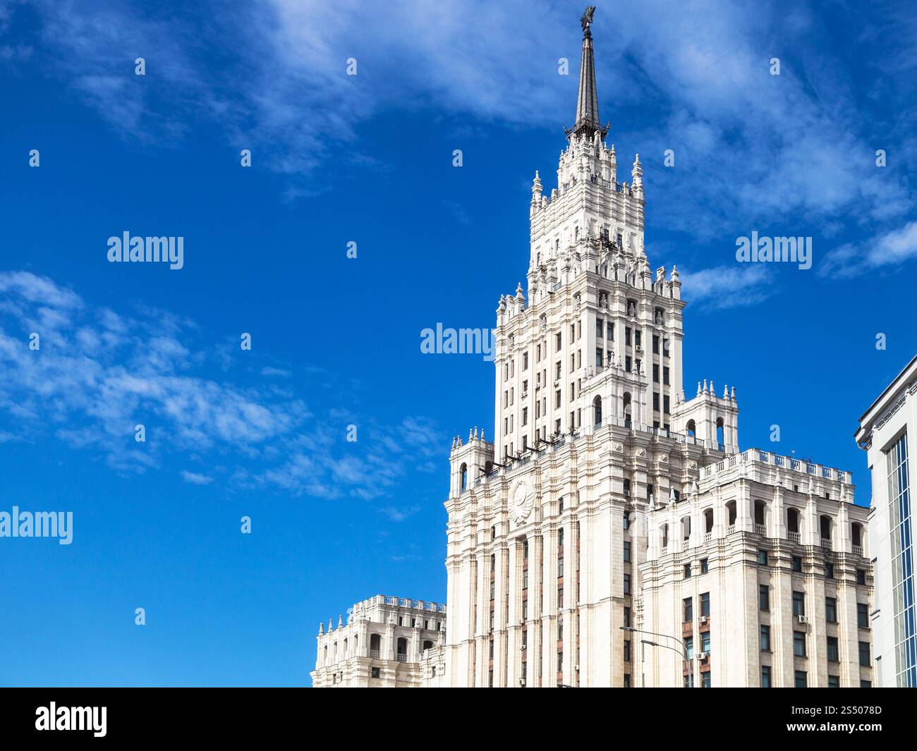 Vista del vecchio grattacielo di Stalins, edificio amministrativo della porta Rossa nella città di Mosca sotto il cielo azzurro nella soleggiata giornata autunnale Foto Stock