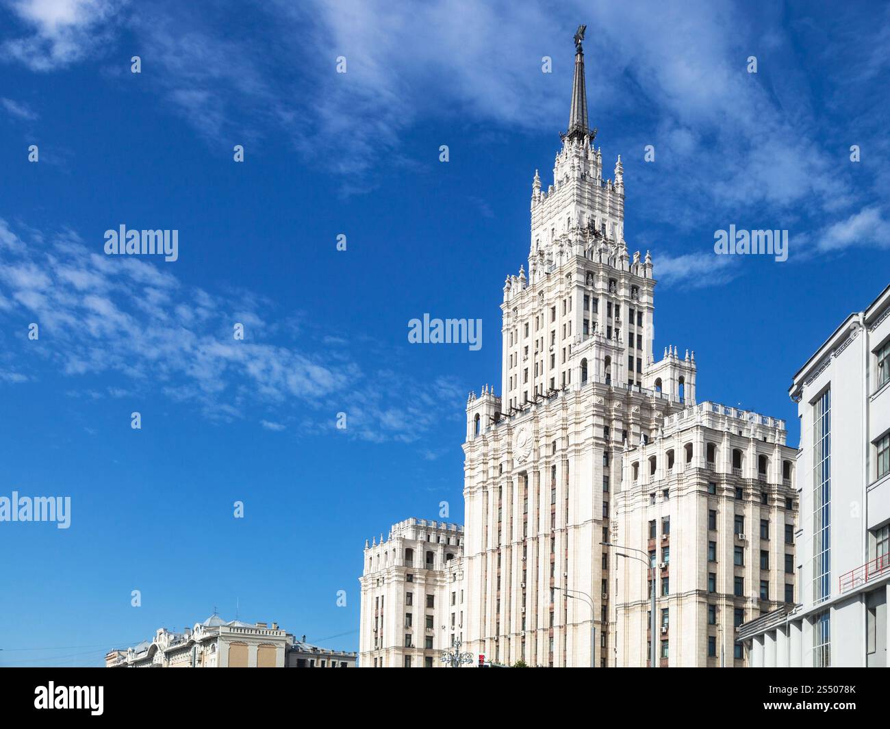 Vista del vecchio edificio amministrativo della porta Rossa di Stalins nella città di Mosca sotto il cielo azzurro nella soleggiata giornata autunnale Foto Stock