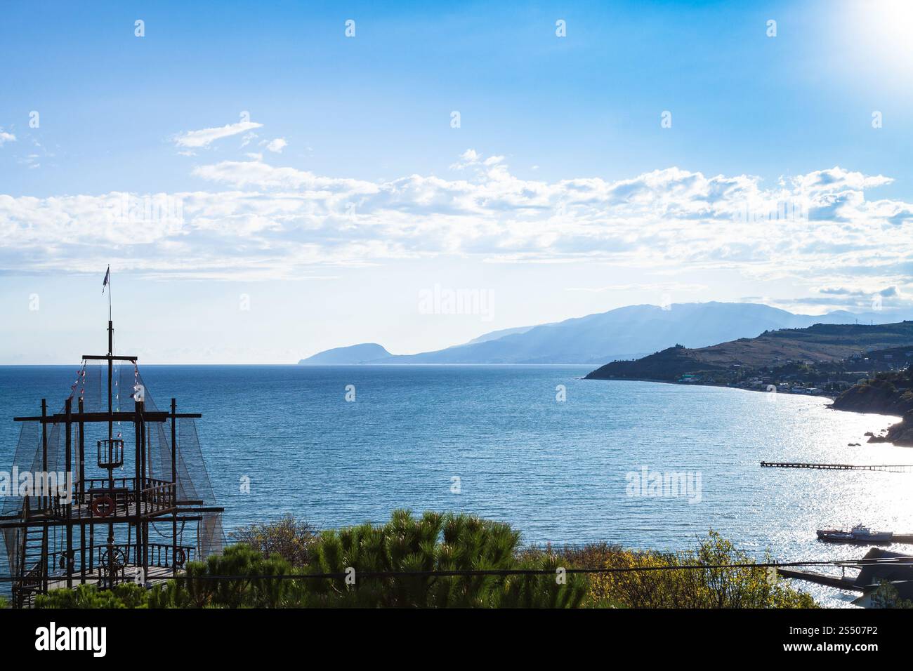 Viaggio in Crimea - Vista di Crimea sulla costa meridionale del Mar Nero vicino Malorechenskoe (Malorichenske) villaggio Foto Stock