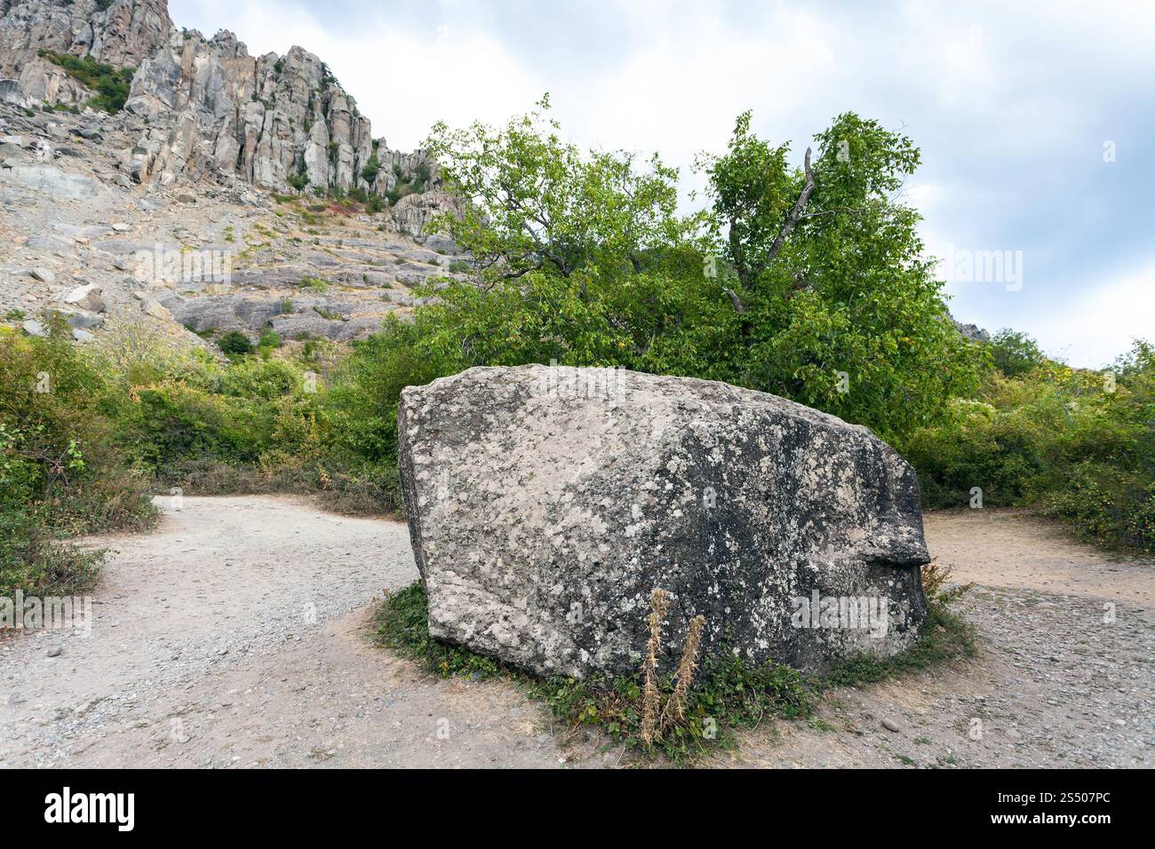 Viaggia verso la Crimea - grande pietra nel parco naturale della Valle dei fantasmi, nel luogo delle riprese del popolare film comico sovietico che rapisce lo stile caucasico Foto Stock