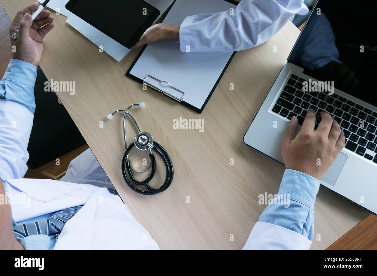 Medico professionista in abito bianco uniforme cappotto di lavoro computer portatile Foto Stock
