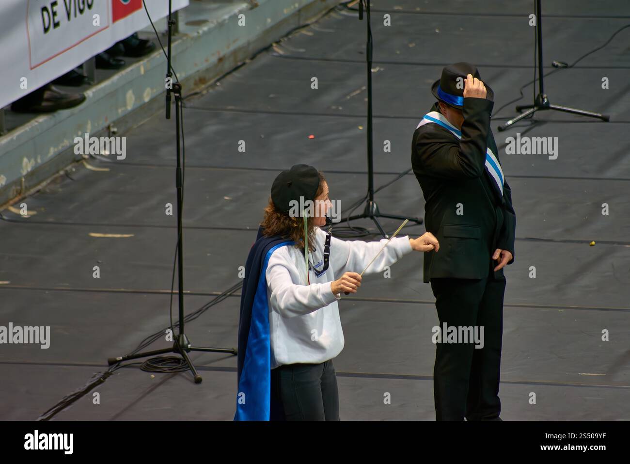 Vigo, Spagna 11 gennaio 2025: Questa immagine cattura una direttrice donna della rondalla che guida il suo gruppo durante una performance al vi Certamen de Rondallas Foto Stock