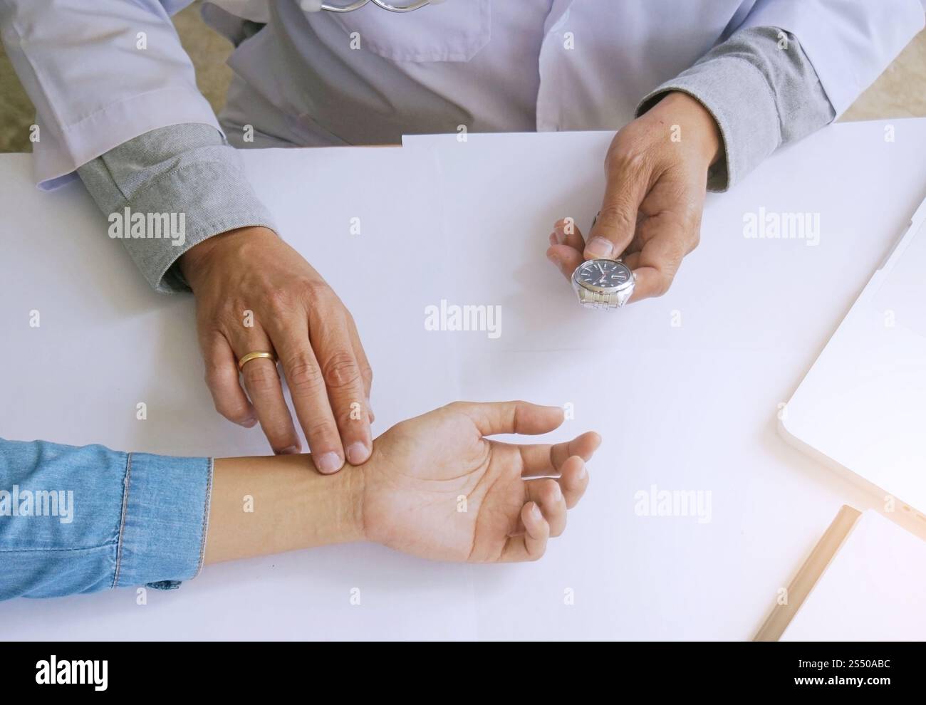 Medico che controlla il battito cardiaco di una paziente. Concetto di assistenza sanitaria. Medico che controlla il battito cardiaco di una paziente. Concetto di assistenza sanitaria. Foto Stock