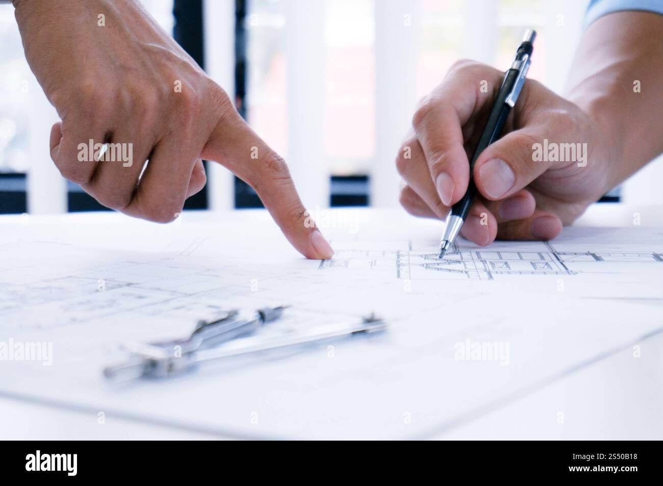 Architettura che si basa sul progetto architettonico business architettura costruzione e concetto di persone Foto Stock