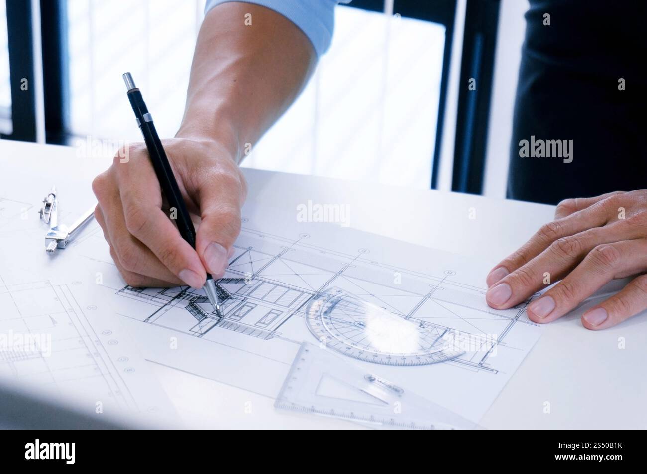 Architettura che si basa sul progetto architettonico business architettura costruzione e concetto di persone Foto Stock