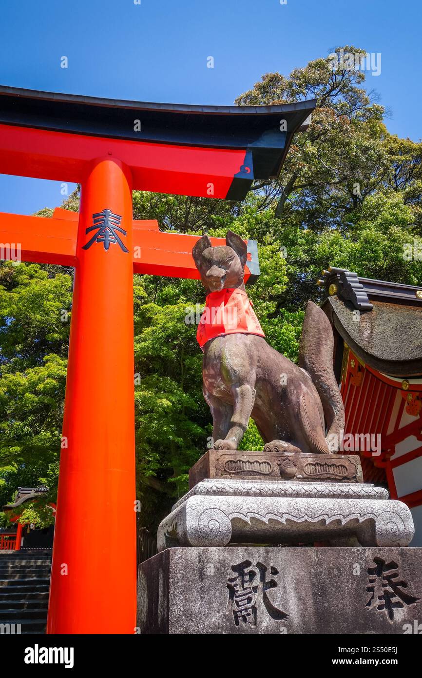 Statua della volpe al santuario Fushimi Inari Taisha torii, Kyoto, Giappone. Statua di Fox al Fushimi Inari Taisha, Kyoto, Giappone Foto Stock