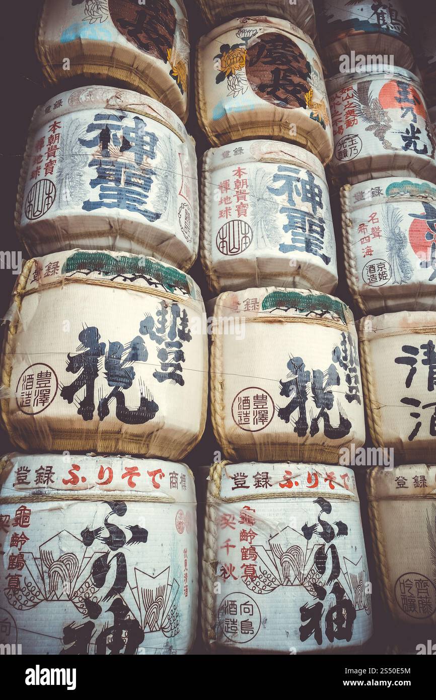 Botti tradizionali di Kazaridaru nel Santuario di Heian Jingu, Kyoto, Giappone. Botti di Kazaridaru nel santuario Heian Jingu, Kyoto, Giappone Foto Stock
