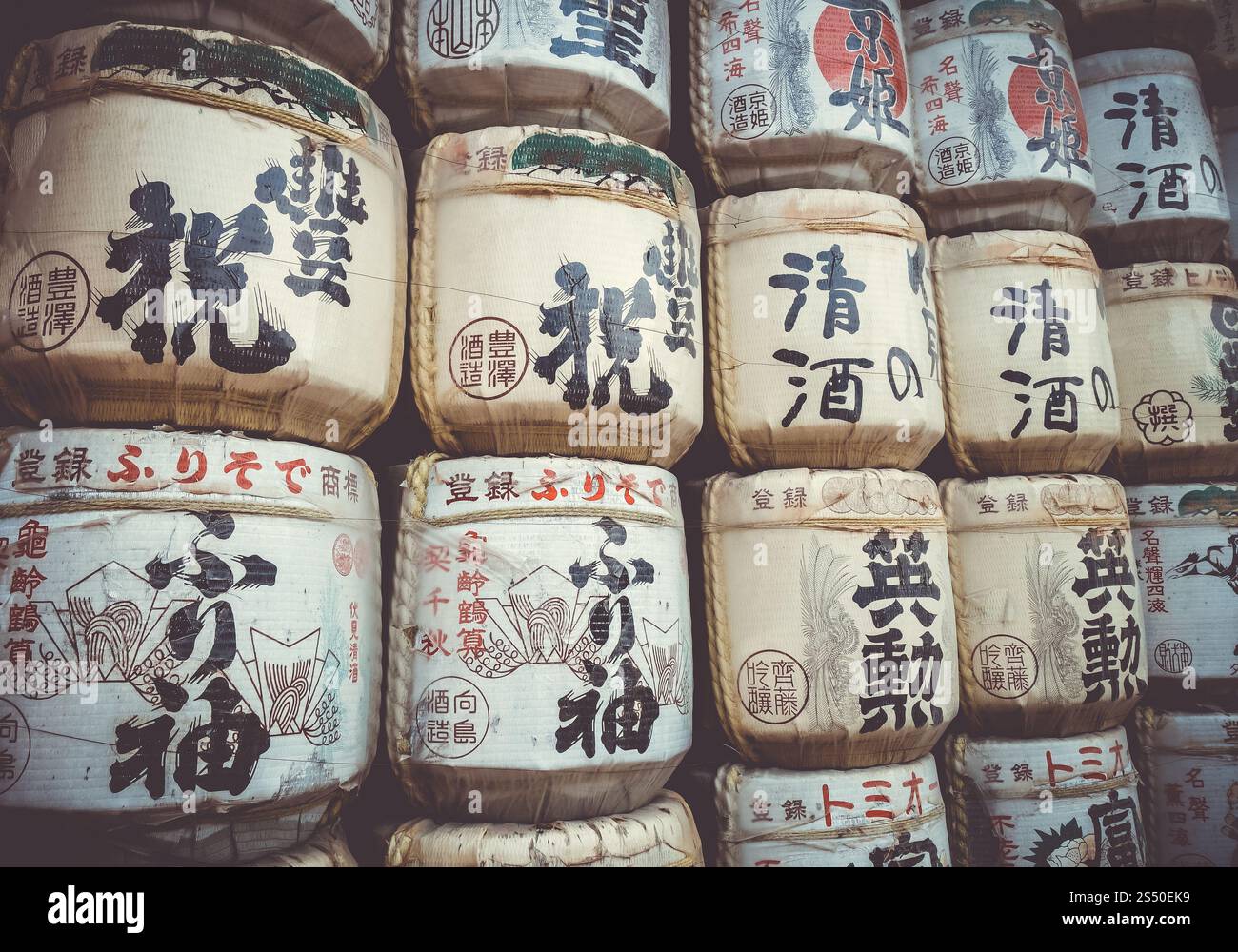 Botti tradizionali di Kazaridaru nel Santuario di Heian Jingu, Kyoto, Giappone. Botti di Kazaridaru nel santuario Heian Jingu, Kyoto, Giappone Foto Stock
