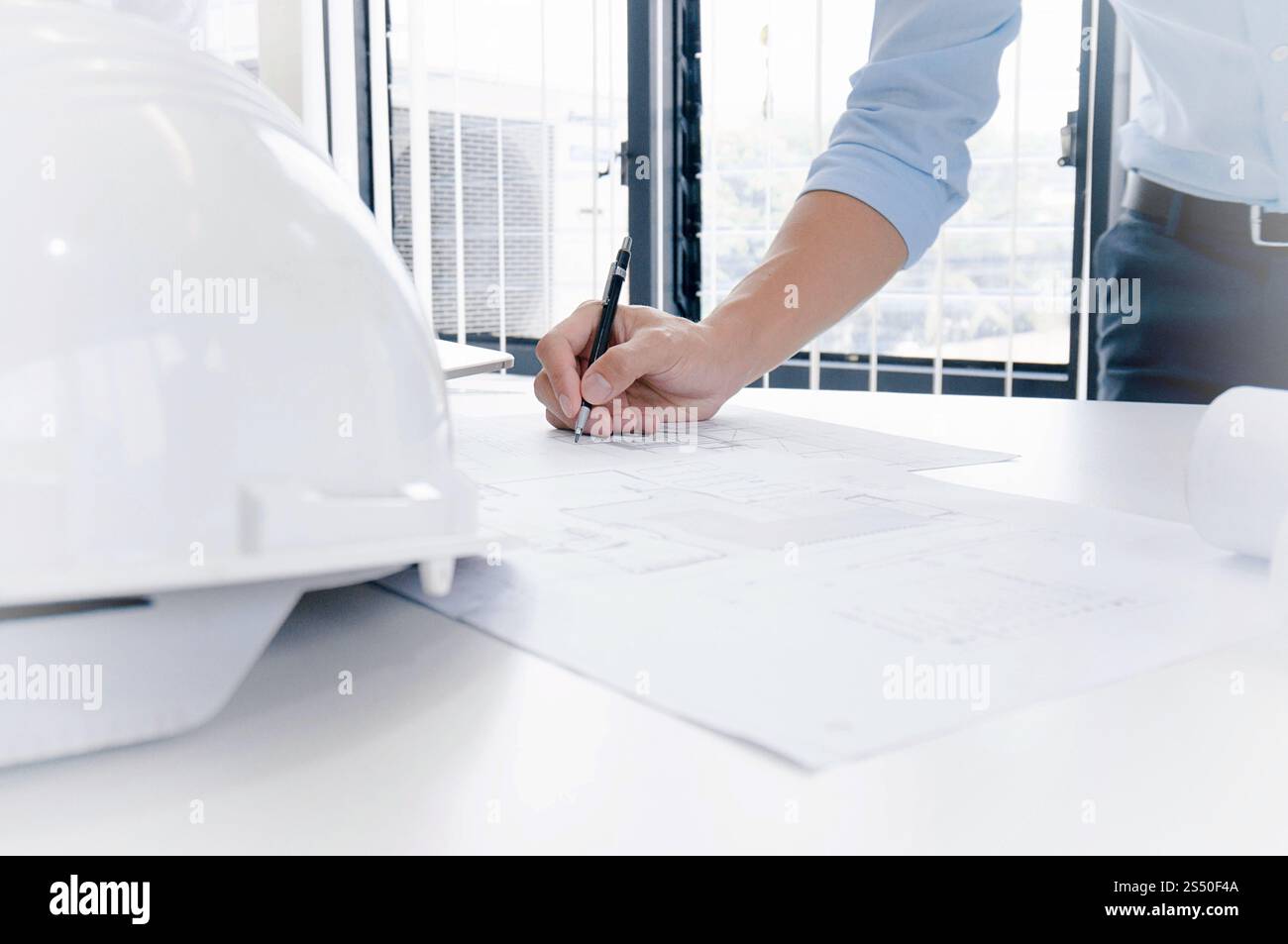 I colleghi interior designer Corporate Achievement Progettazione sul piano del lavoro di squadra concetto con bussole Foto Stock I colleghi interior designer Corporate Achievement Progettazione sul piano del lavoro di squadra concetto con bussole Foto Stock