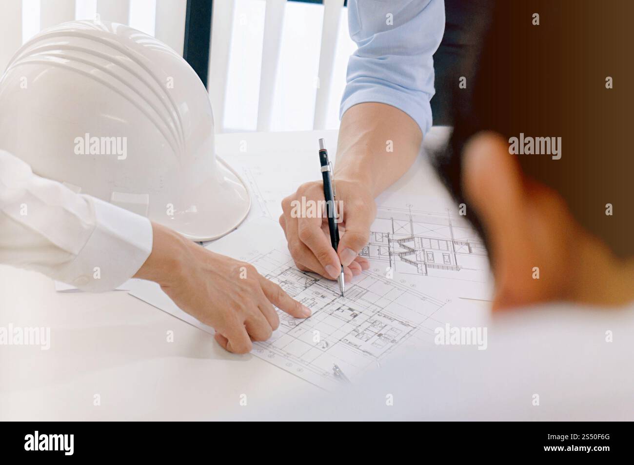 I colleghi interior designer Corporate Achievement Progettazione sul piano del lavoro di squadra concetto con bussole Foto Stock I colleghi interior designer Corporate Achievement Progettazione sul piano del lavoro di squadra concetto con bussole Foto Stock
