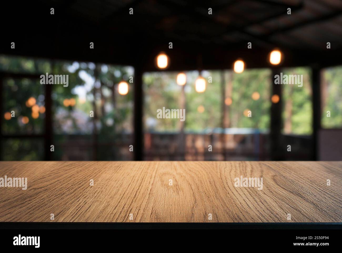 Svuotare tavolo in legno e superiore di sfocatura di notte sullo sfondo di mercato/messa a fuoco selettiva .per montaggio display del prodotto Foto Stock