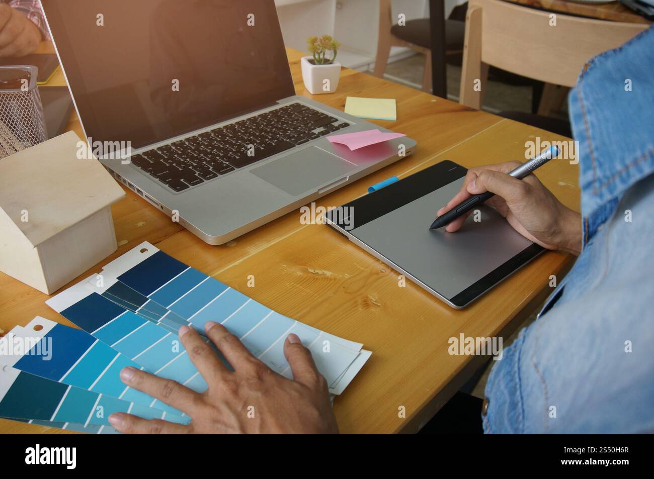 Grafica di design creativo tablet di lavoro progettazione creativa concetto. Foto Stock