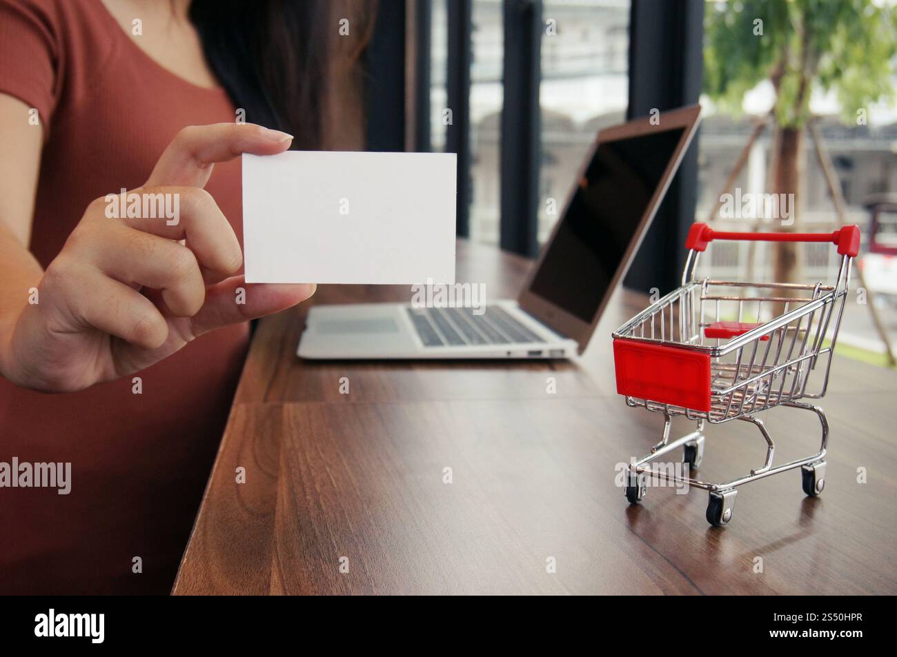 Close up delle donne mani tenendo business nome scheda vuota copia schermata dello spazio. Foto Stock