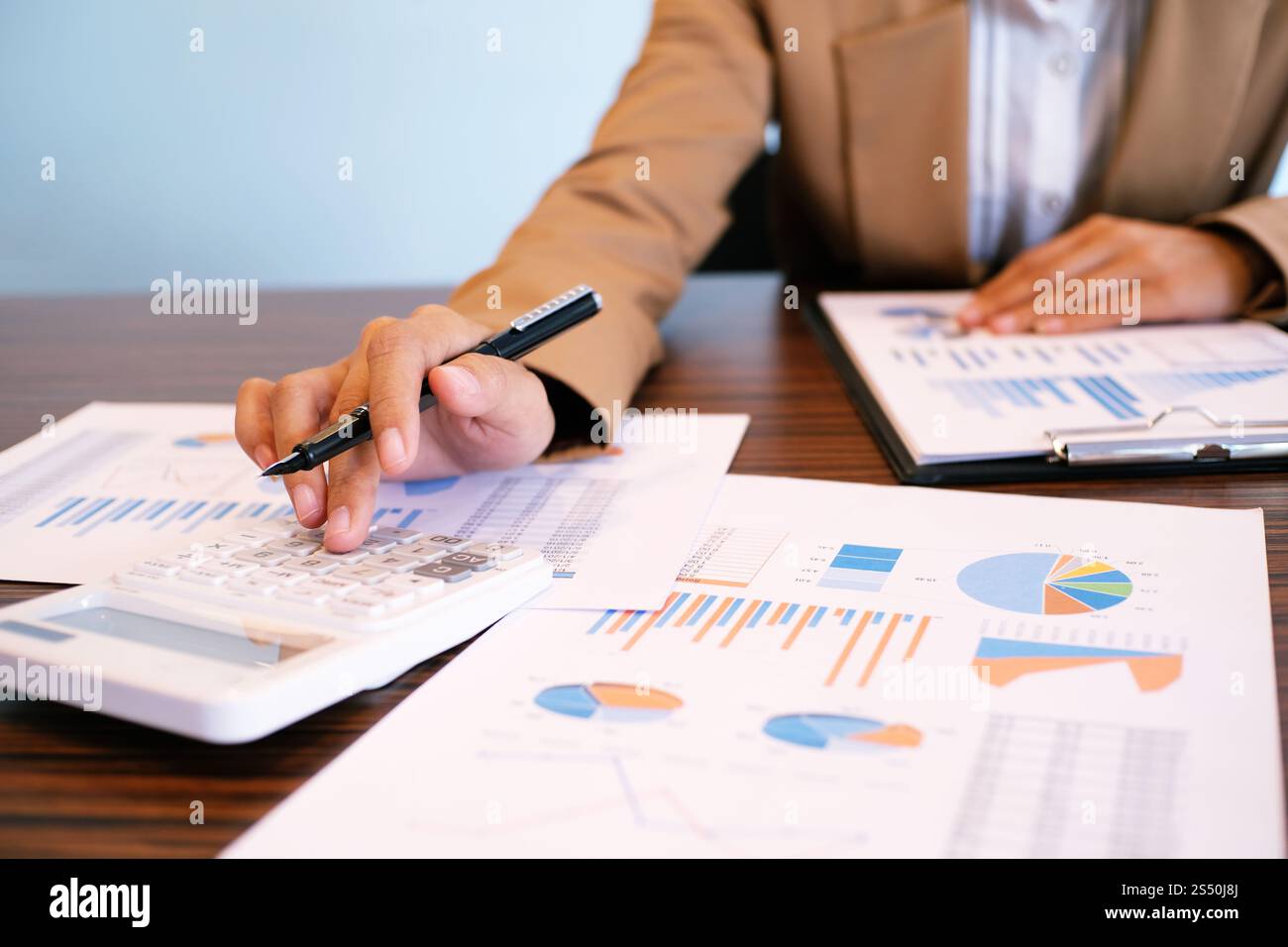 Auditor o Internal Revenue Service personale, ispettore finanziario rendendo relazione, il calcolo o il controllo di equilibrio. Business concetto di audit. Foto Stock