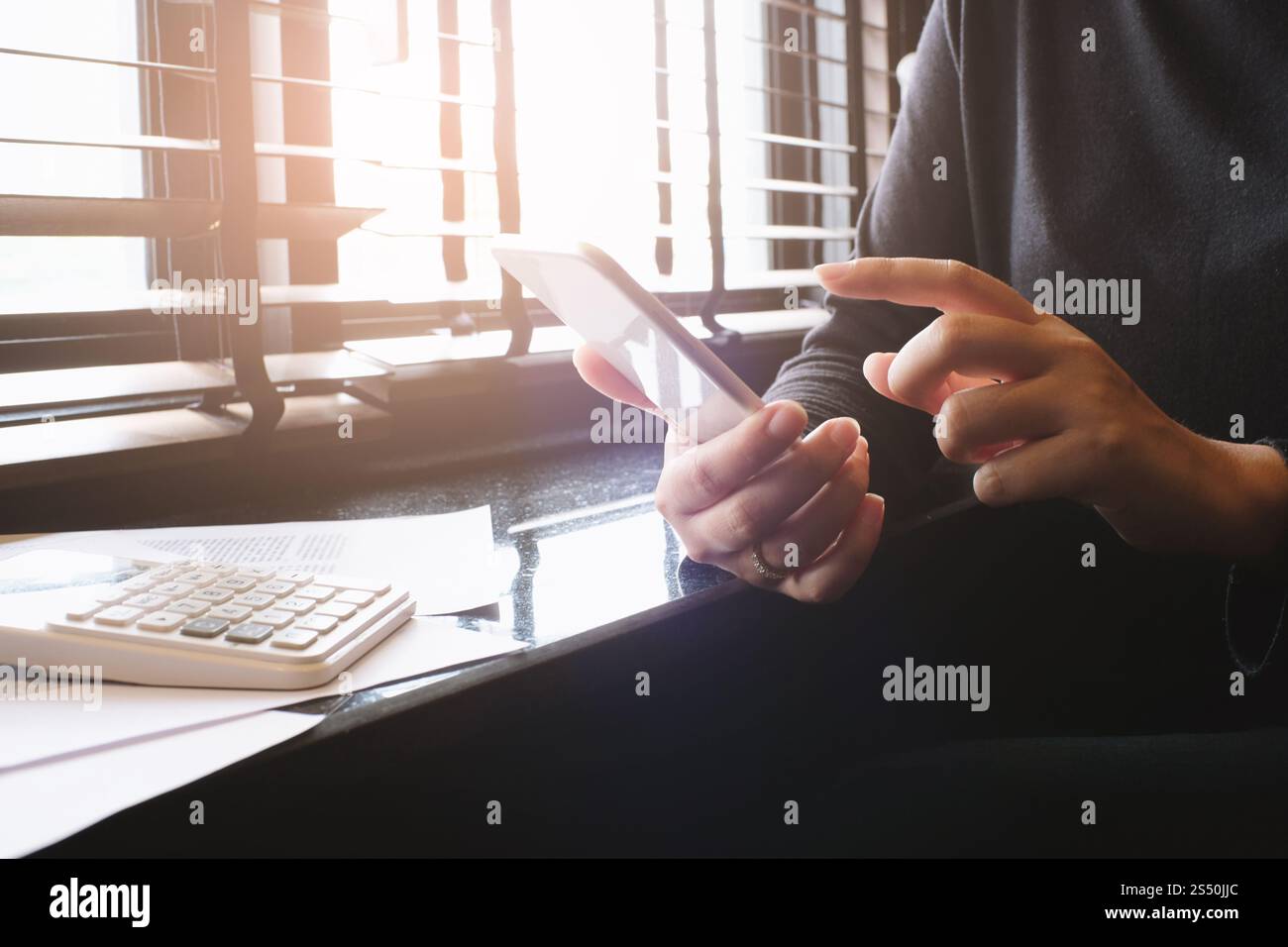 Contabilità aziendale le donne lavorano con smart phone. La tecnologia finanziaria concetto. Foto Stock