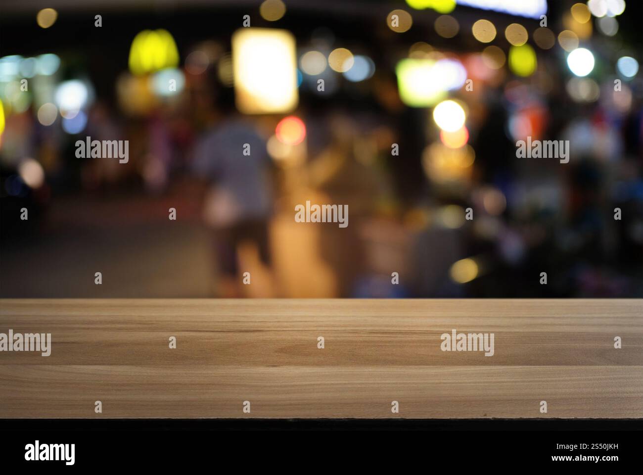 Svuotare tavolo in legno e superiore di sfocatura di notte sullo sfondo di mercato/messa a fuoco selettiva .per montaggio display del prodotto Foto Stock