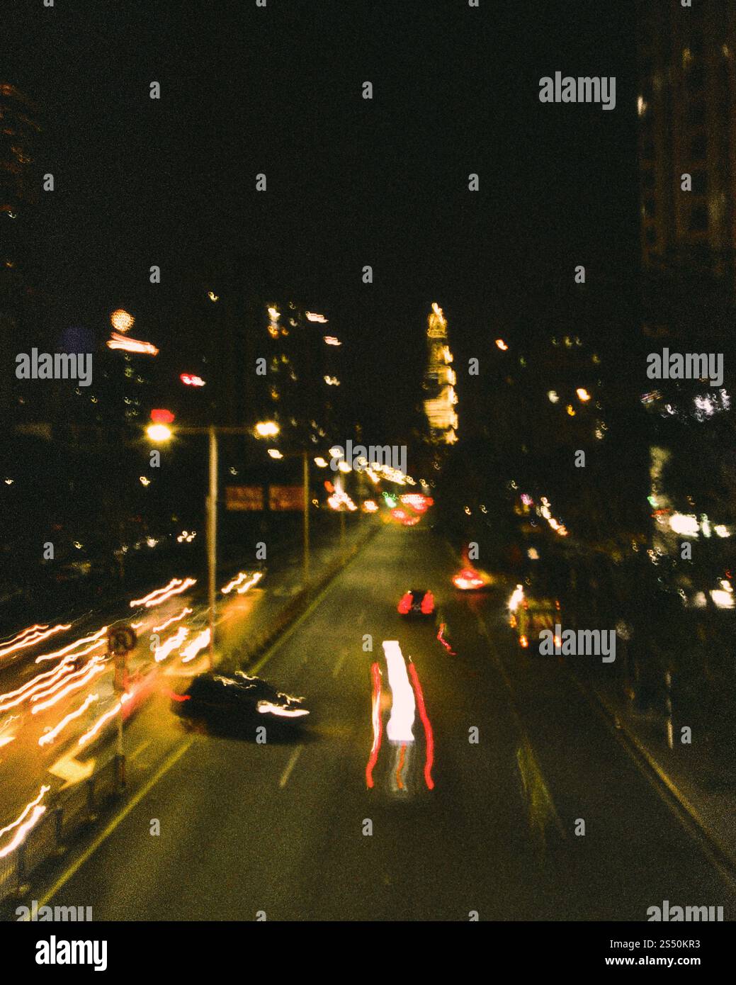 Foto artistica del traffico in rapido movimento di notte Foto Stock