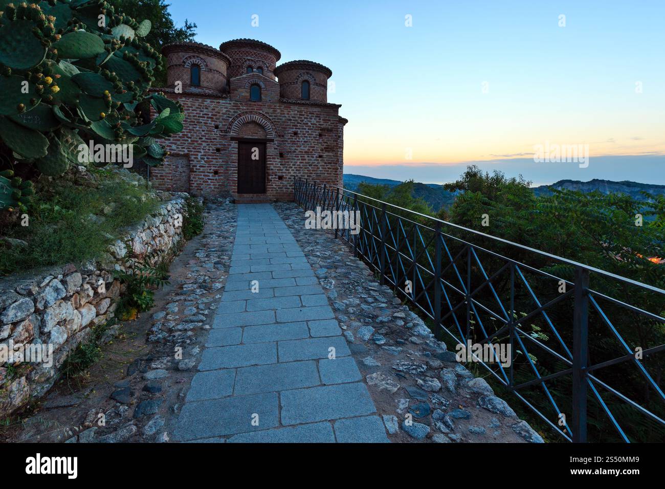 Chiesa bizantina medievale di Cattolica di stilo nell'antico villaggio di stilo famos Calabria, all'alba. Foto Stock
