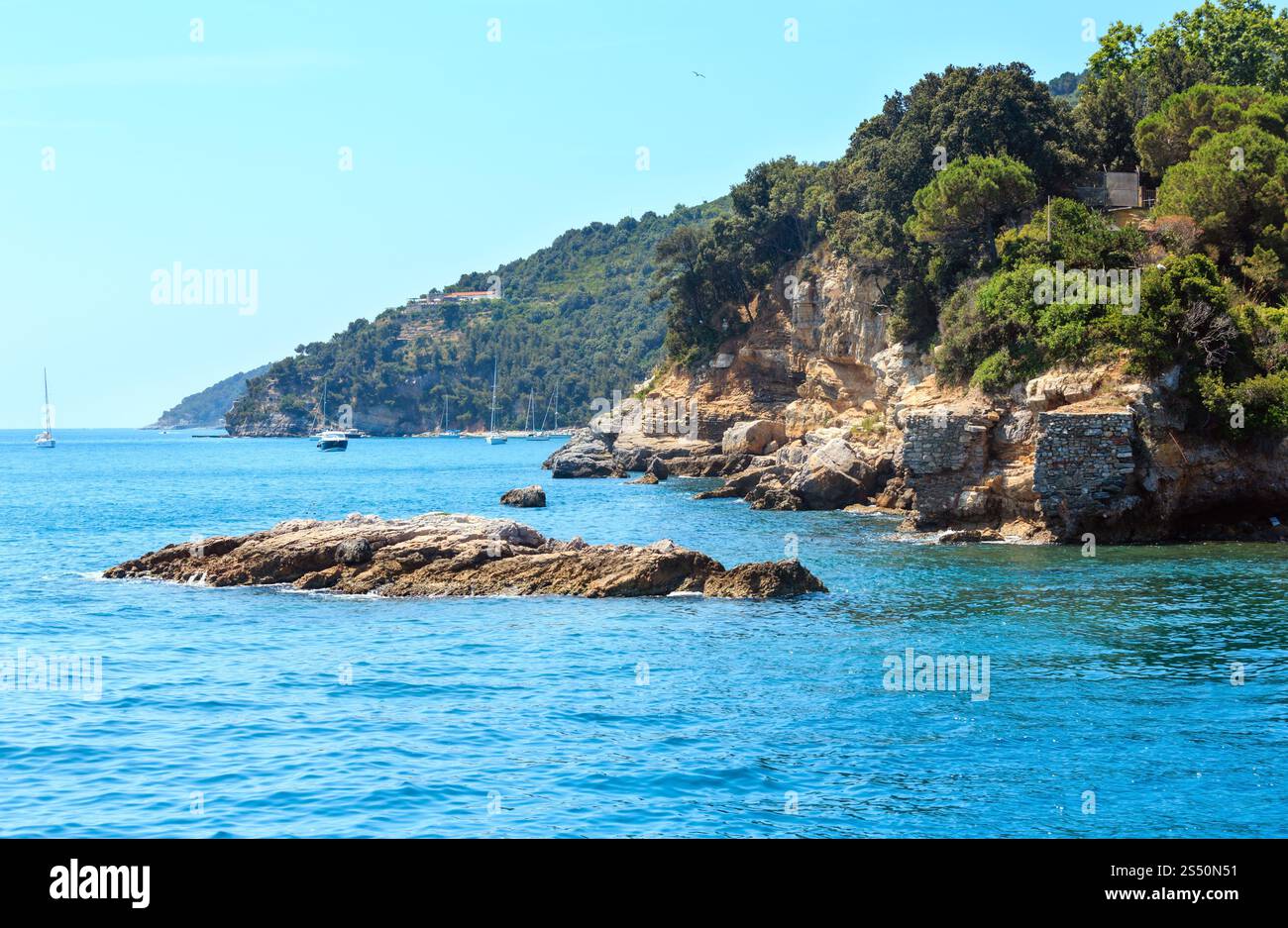 Splendida costa rocciosa appena vicino all'isola di Palmaria a Portovenere, nel Golfo dei Poeti (la Spezia, Liguria, Italia). Foto Stock