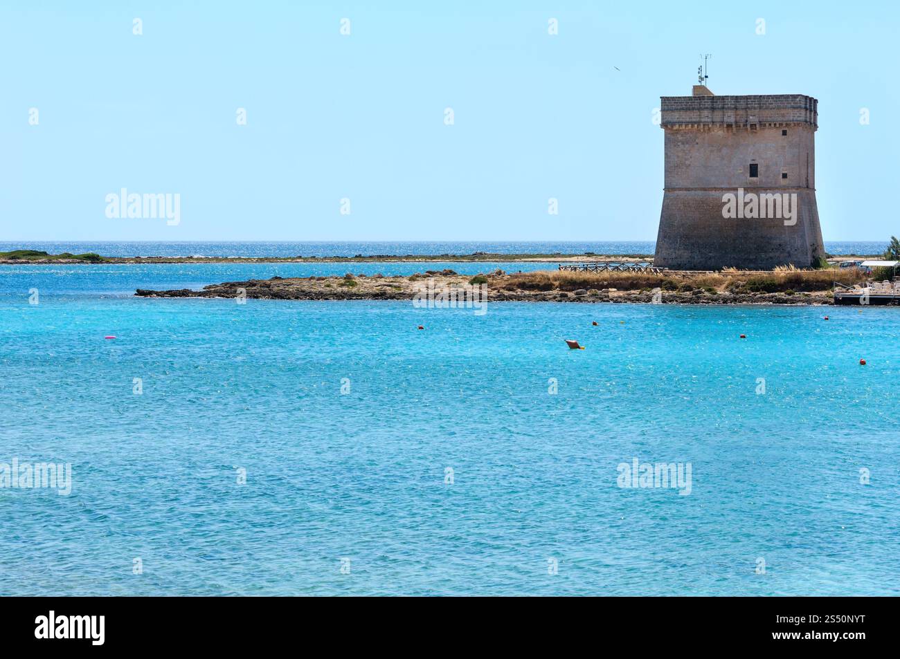 Pittoresca spiaggia di Torre Chianca e storica torre fortificata Torre Chianca (Torre Santo Stefano) sulla costa ionica del Salento, Porto Cesareo, Foto Stock