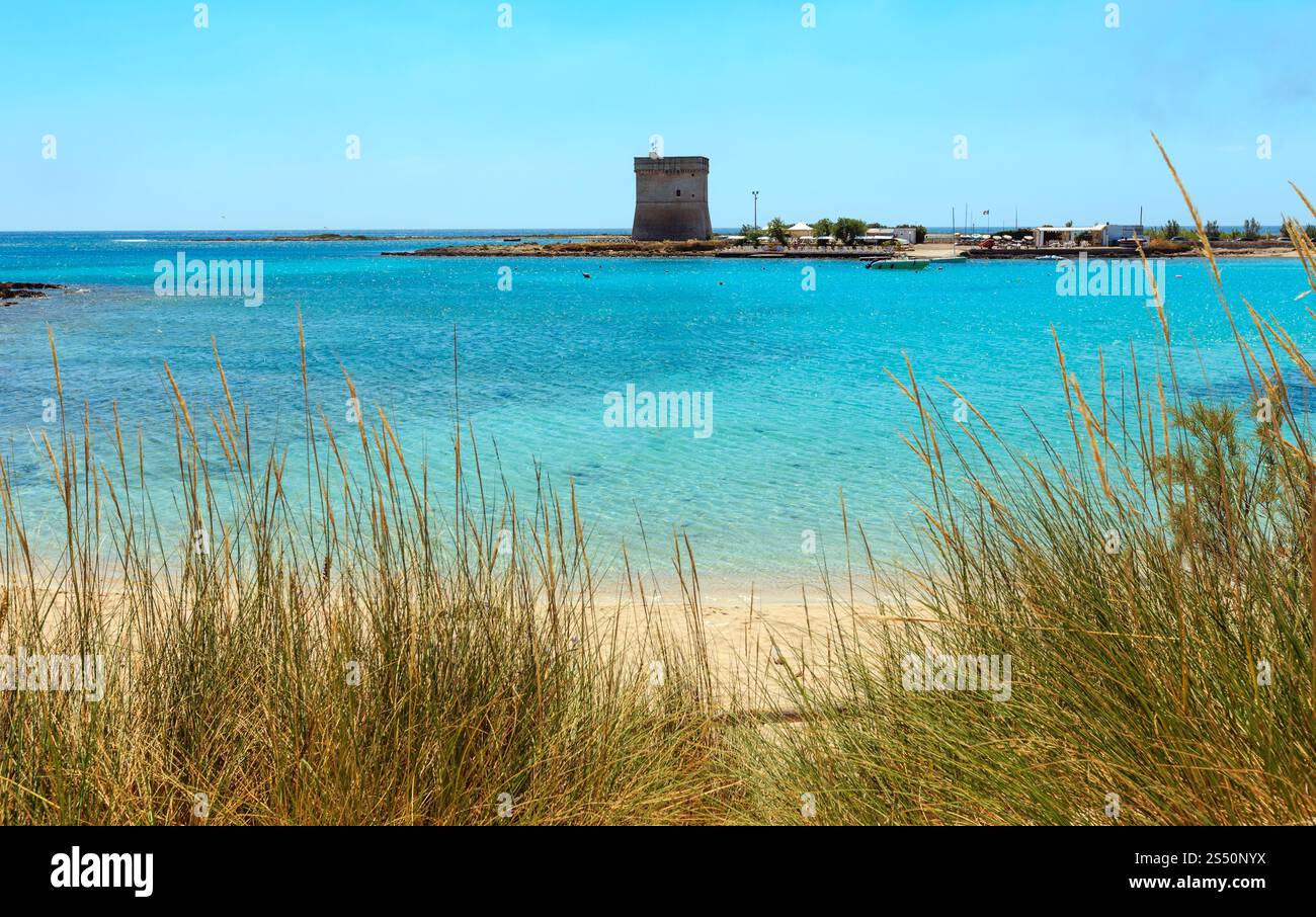 Pittoresca spiaggia di Torre Chianca e storica torre fortificata Torre Chianca (Torre Santo Stefano) sulla costa ionica del Salento, Porto Cesareo, Foto Stock