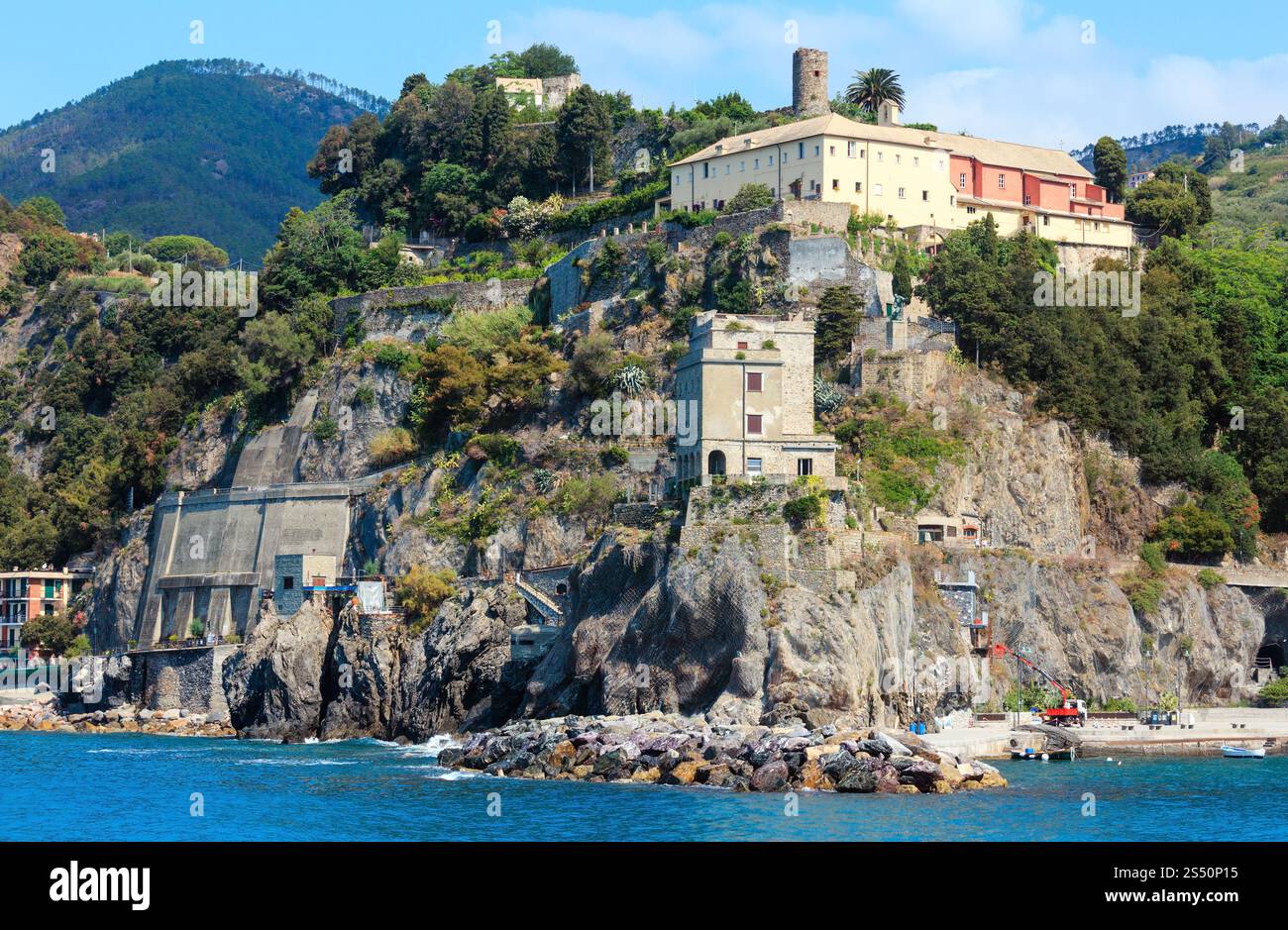 Vista estiva di Monterosso dalla nave per escursioni. Uno dei cinque famosi borghi del Parco Nazionale delle cinque Terre in Liguria, in Italia, sospeso tra il mare e il mare Foto Stock
