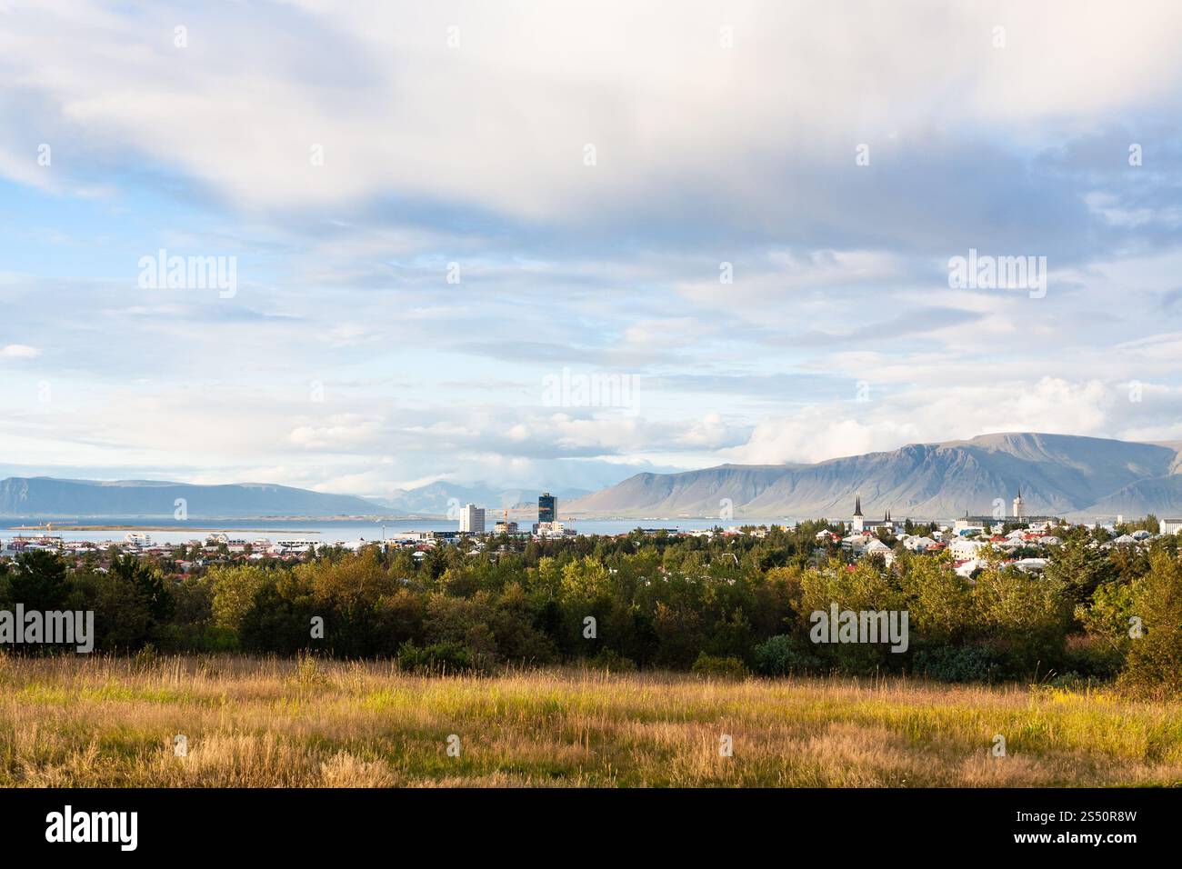 Viaggio in Islanda - Vista della città di Reykjavik dal Oskjuhlid Hill nella sera di settembre Foto Stock