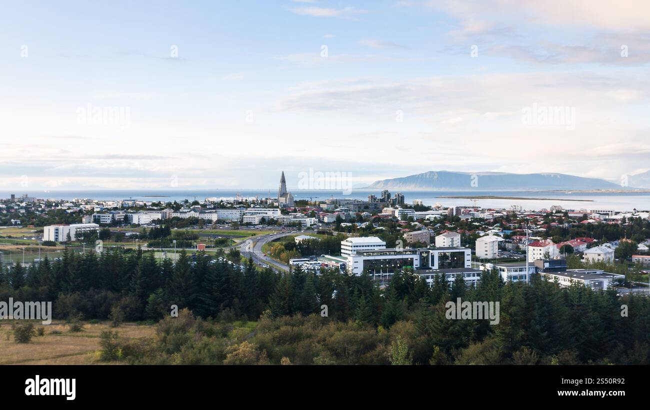 Viaggio in Islanda - panorama della città di Reykjavik dal Perlan a Oskjuhlid Hill nella serata di autunno Foto Stock