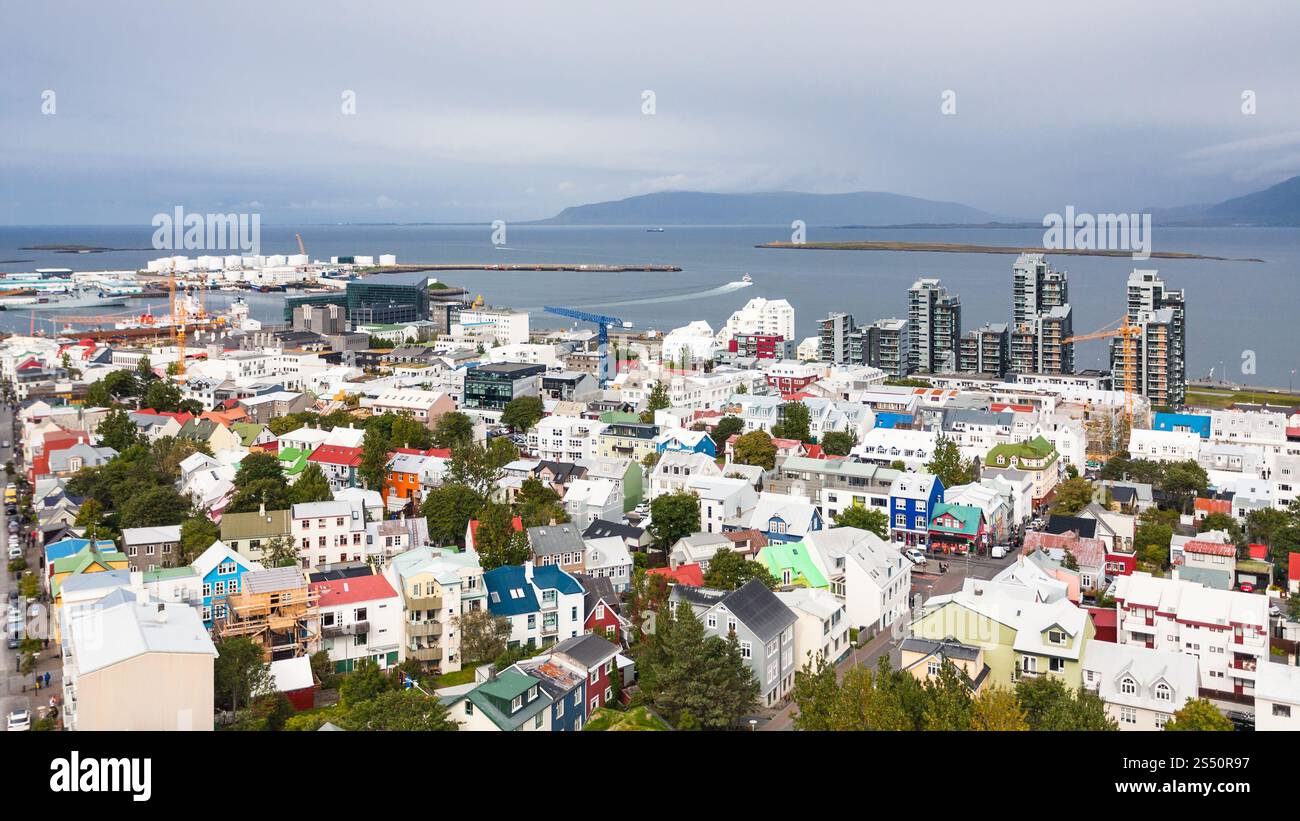 Viaggio in Islanda - Vista aerea della città di Reykjavik con porto e dell'Oceano Atlantico costa dalla chiesa Hallgrimskirkja in autunno Foto Stock