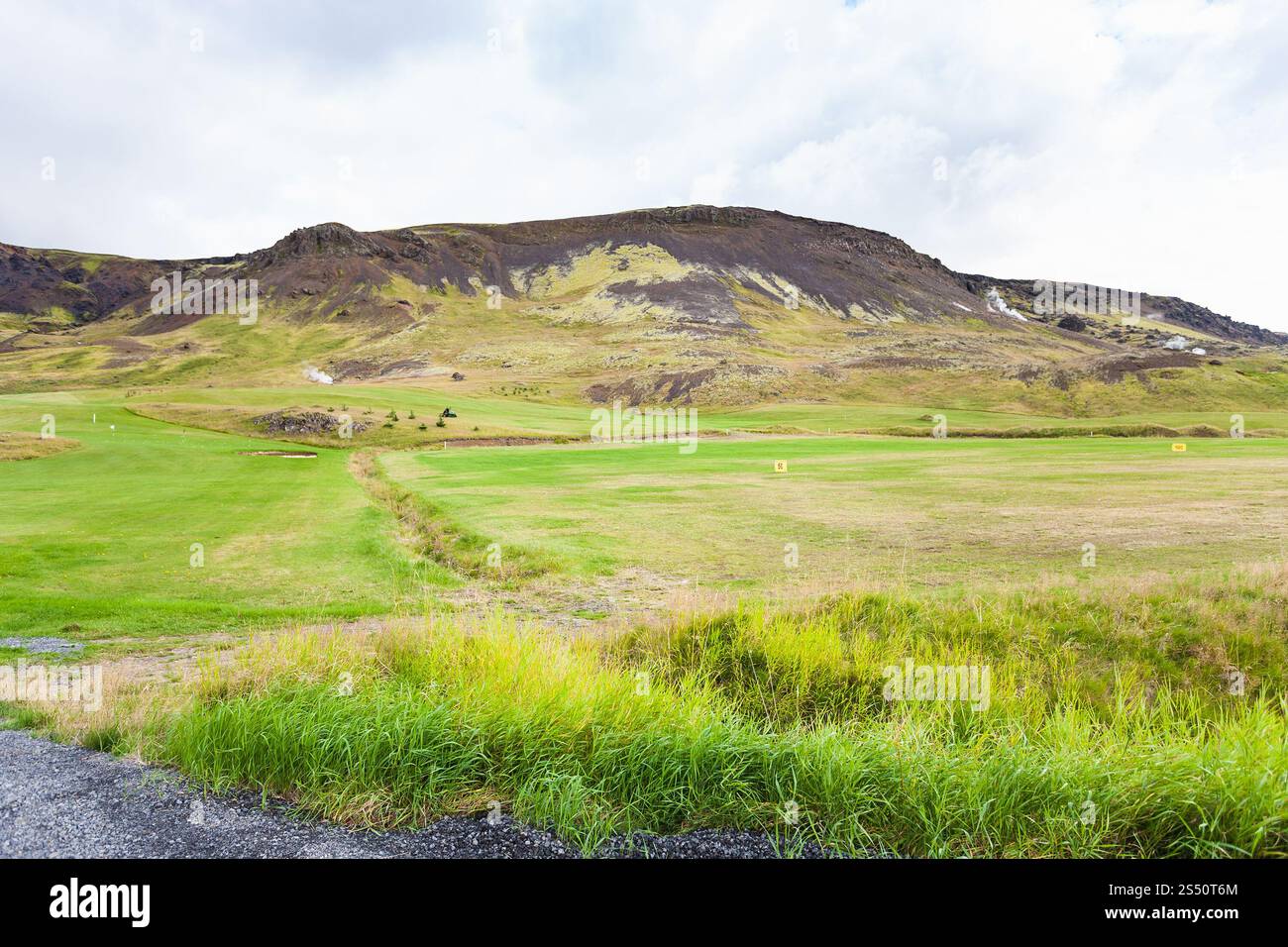 Viaggio in Islanda - panorama della valle verde a Hveragerdi Hot Spring River Trail area in settembre Foto Stock