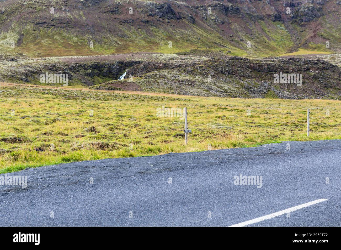 Viaggio in Islanda - country road a Hveragerdi Hot Spring River Trail area in settembre Foto Stock