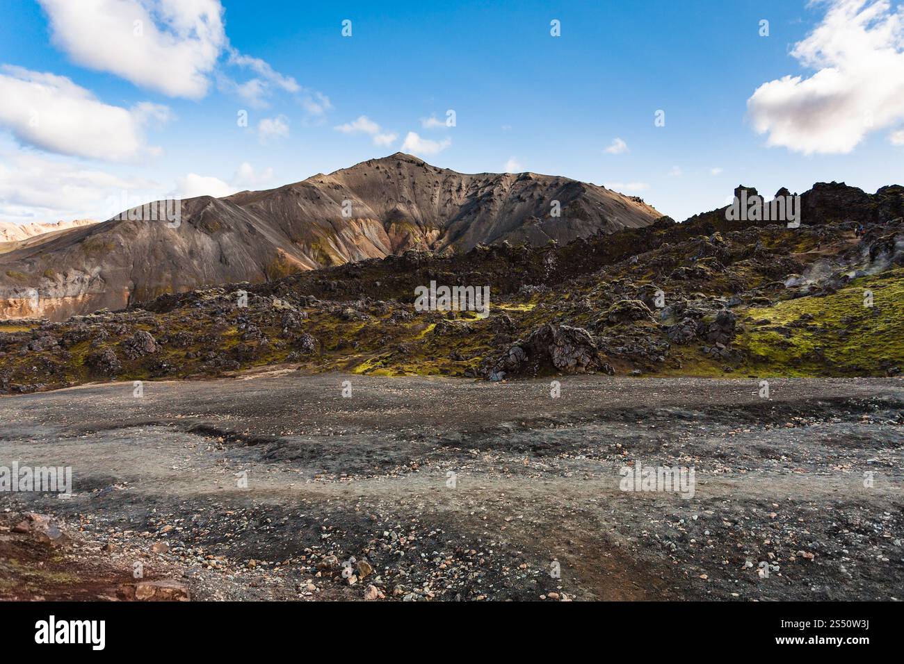Viaggio in Islanda - terreno vulcanico vicino al campo di lava di Laugahraun nell'area di Landmannalaugar della riserva naturale di Fjallabak nella regione delle Highlands dell'Islanda in Foto Stock
