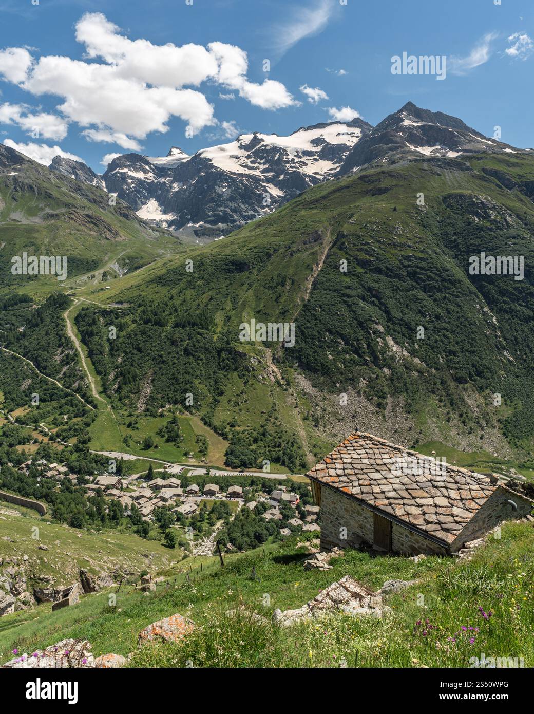 Paesaggio alpino panoramico della Valle di Mauriene vicino a Bonneval sur Arc lungo la strada per il col de l'Iseran, Francia Foto Stock
