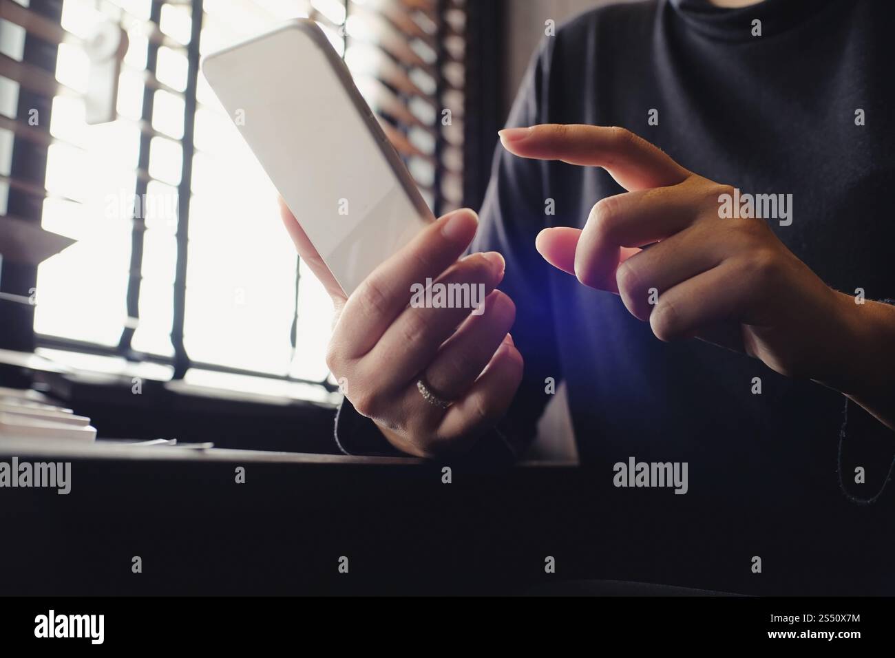 Contabilità aziendale le donne lavorano con smart phone. La tecnologia finanziaria concetto. Foto Stock