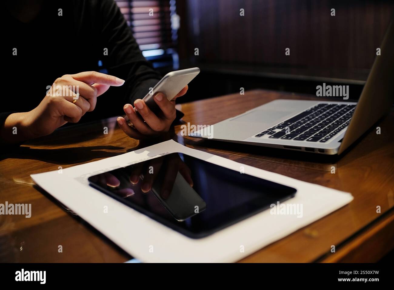 Contabilità aziendale le donne lavorano con smart phone. La tecnologia finanziaria concetto. Foto Stock