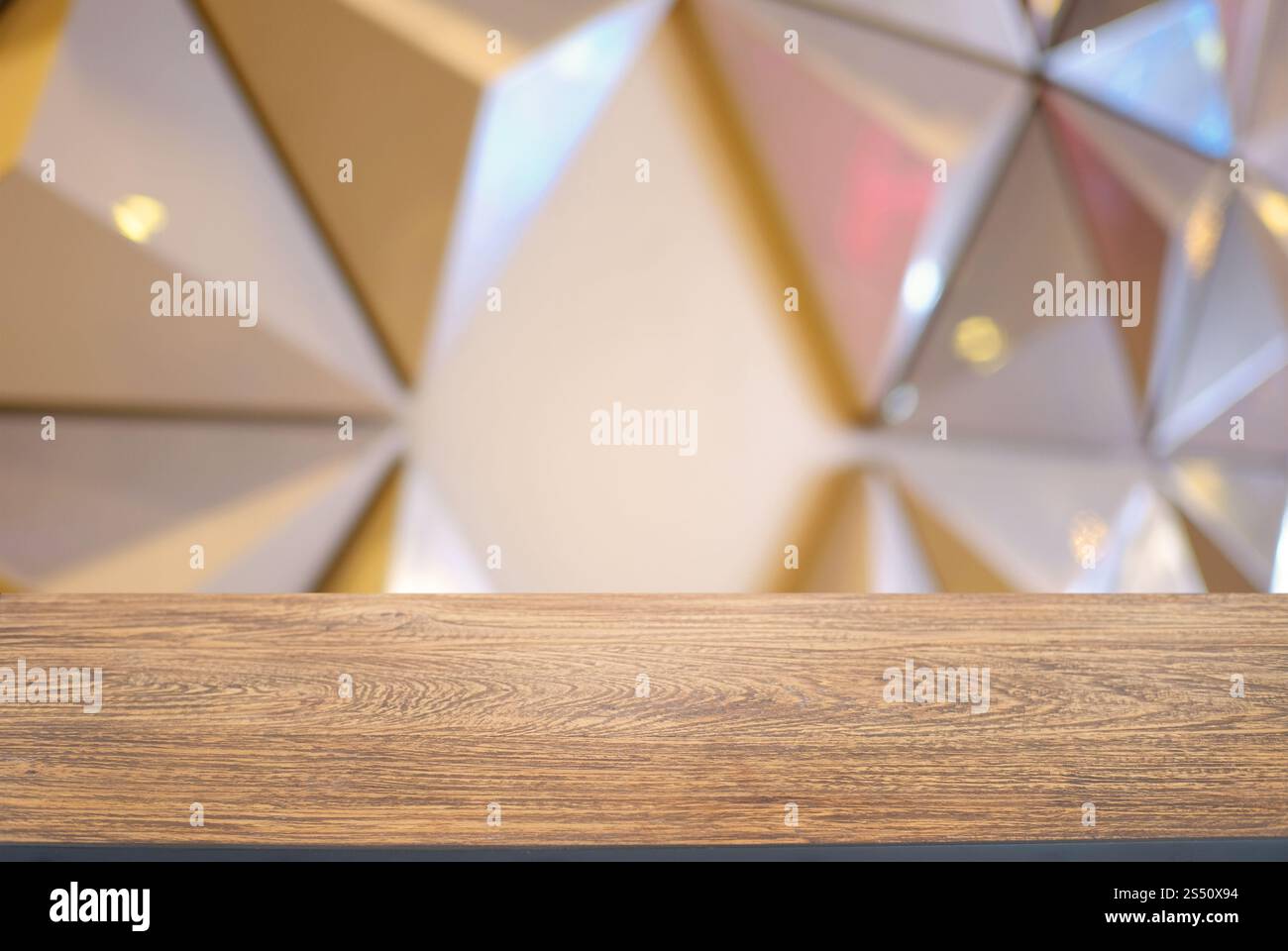 Svuotare tavolo in legno e superiore di sfocatura di notte sullo sfondo di mercato/messa a fuoco selettiva .per montaggio display del prodotto Foto Stock