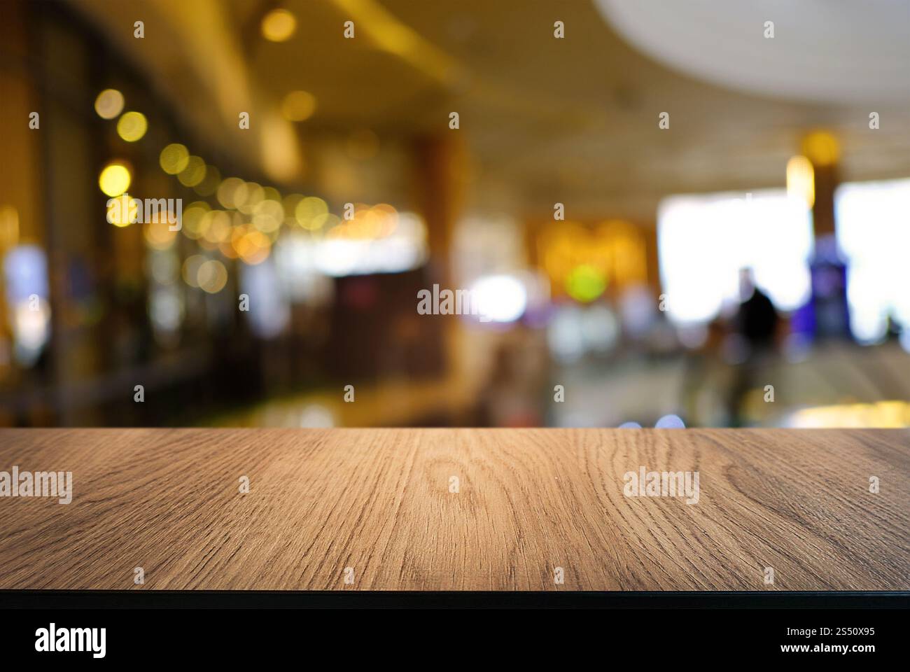 Svuotare tavolo in legno e superiore di sfocatura di notte sullo sfondo di mercato/messa a fuoco selettiva .per montaggio display del prodotto Foto Stock