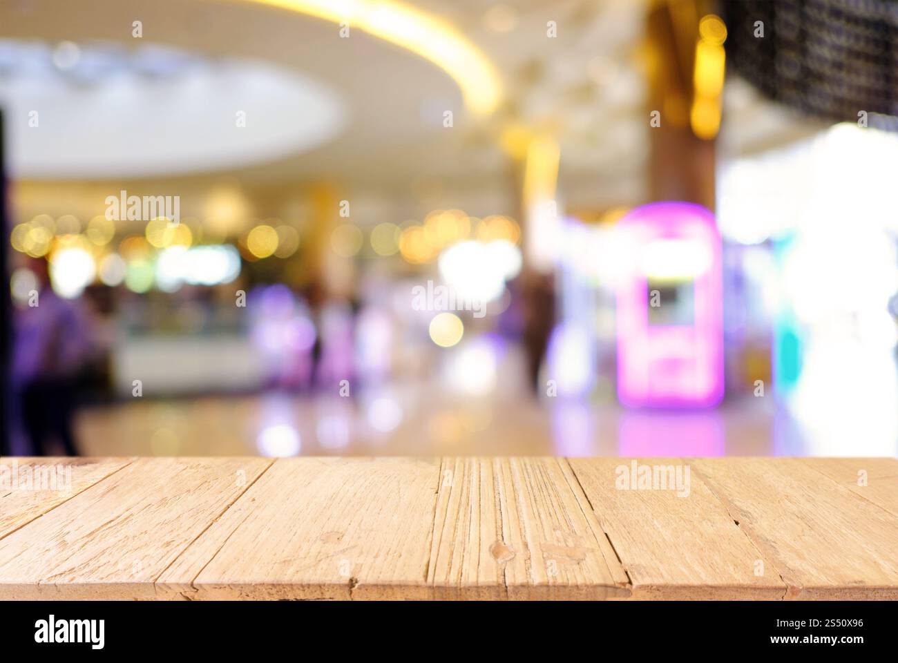 Svuotare tavolo in legno e superiore di sfocatura di notte sullo sfondo di mercato/messa a fuoco selettiva .per montaggio display del prodotto Foto Stock