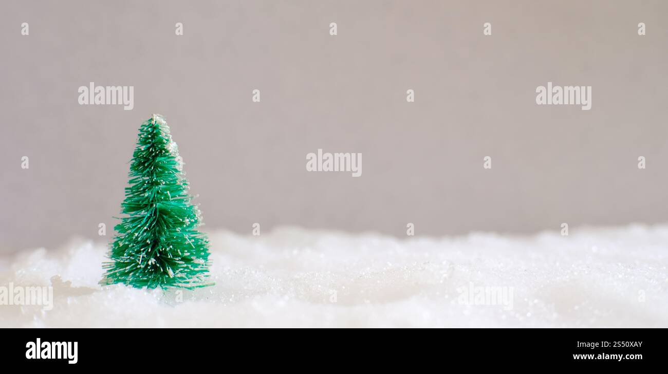 Natale decorazione della casa con un piccolo dono fatti a mano box in una coperta di neve in miniatura della foresta sempreverde e bokeh luce per lo spazio di copia Foto Stock
