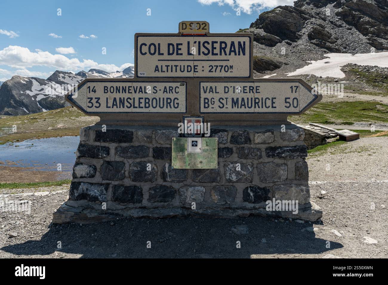 Val-d'Isere, Savoia, Francia, 24 luglio. Segui le indicazioni per il col de l'Iseran che collega la valle di Tarentaise con la valle di Maurienne Foto Stock