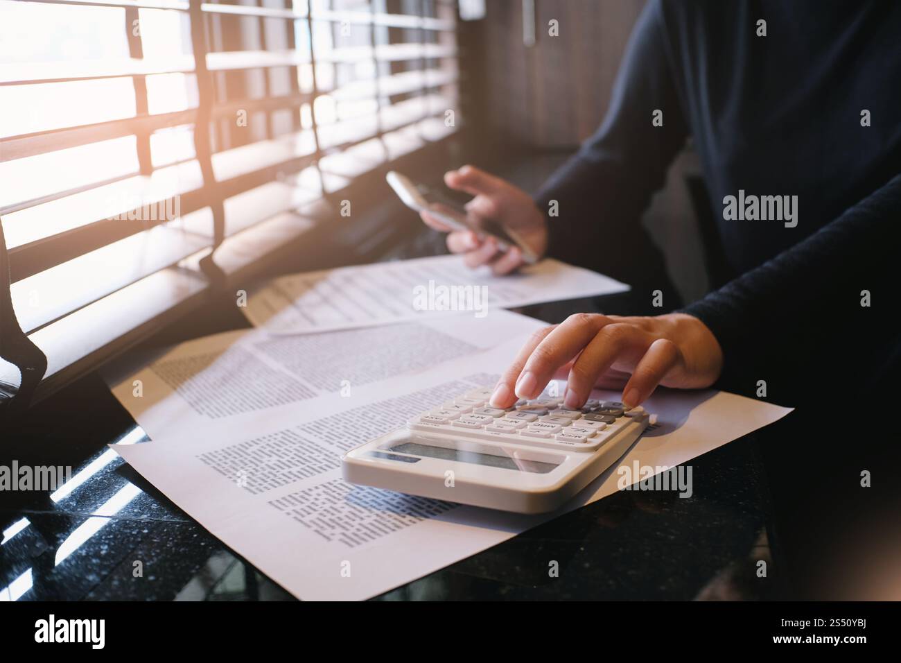 Auditor o Internal Revenue Service personale, ispettore finanziario rendendo relazione, il calcolo o il controllo di equilibrio. Business concetto di audit. Foto Stock