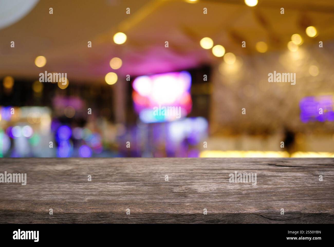 Svuotare tavolo in legno e superiore di sfocatura di notte sullo sfondo di mercato/messa a fuoco selettiva .per montaggio display del prodotto Foto Stock