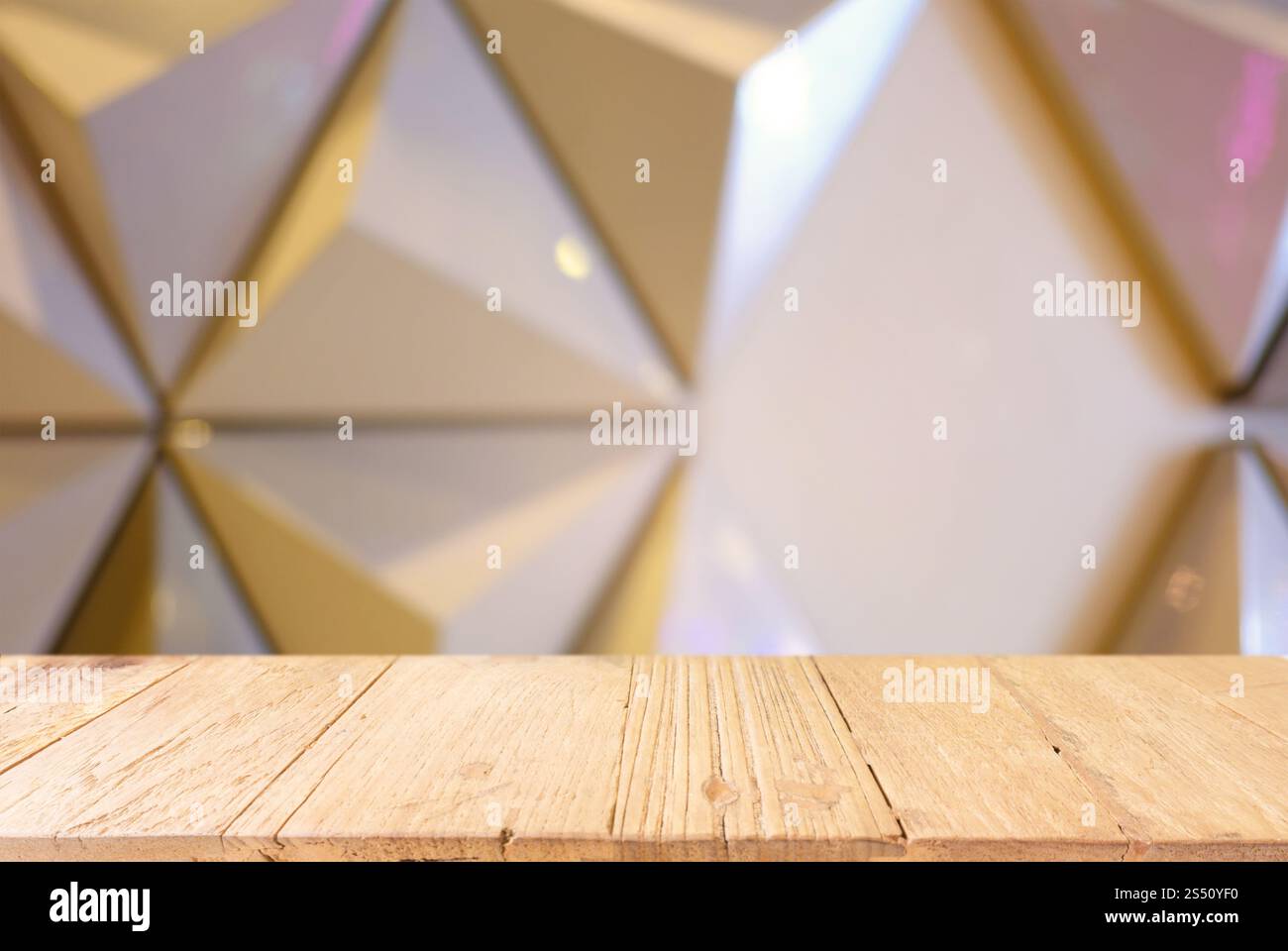 Svuotare tavolo in legno e superiore di sfocatura di notte sullo sfondo di mercato/messa a fuoco selettiva .per montaggio display del prodotto Foto Stock