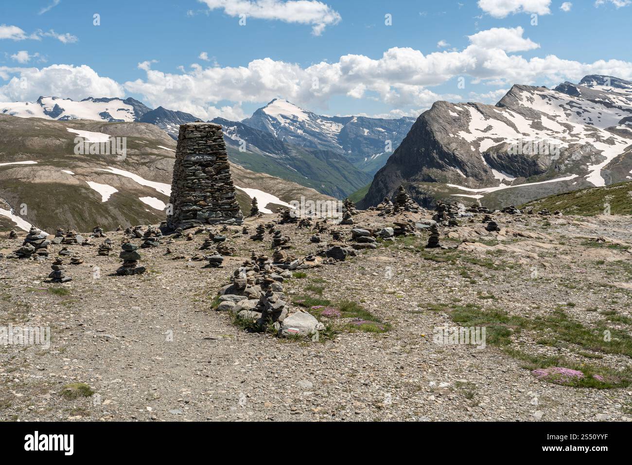 Vista del passo di Iseran che collega la valle di Tarentaise con la valle di Maurienne. È un'iconica scalata del Tour de France Foto Stock