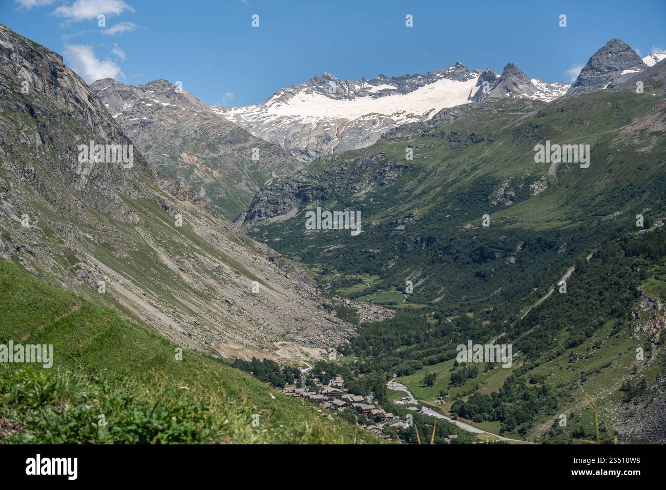 Paesaggio alpino panoramico della Valle di Mauriene vicino a Bonneval sur Arc lungo la strada per il col de l'Iseran, Francia Foto Stock