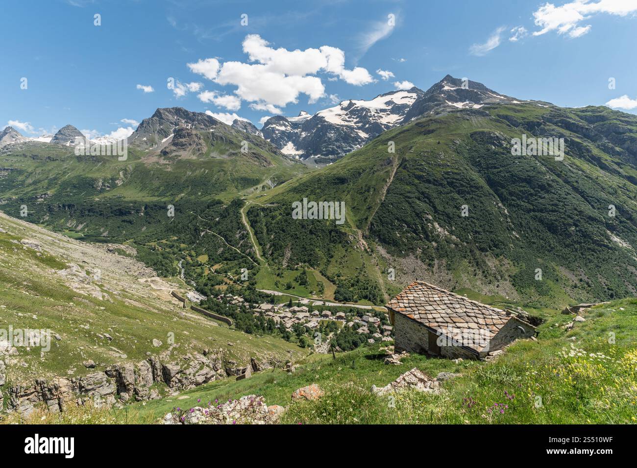 Paesaggio alpino panoramico della Valle di Mauriene vicino a Bonneval sur Arc lungo la strada per il col de l'Iseran, Francia Foto Stock