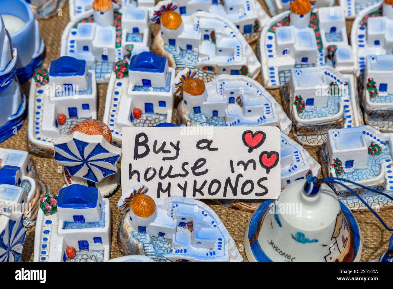 Case in miniatura di Mykonos esposte con colori vivaci e un giocoso cartello di messaggio, Mykonos, Grecia Foto Stock