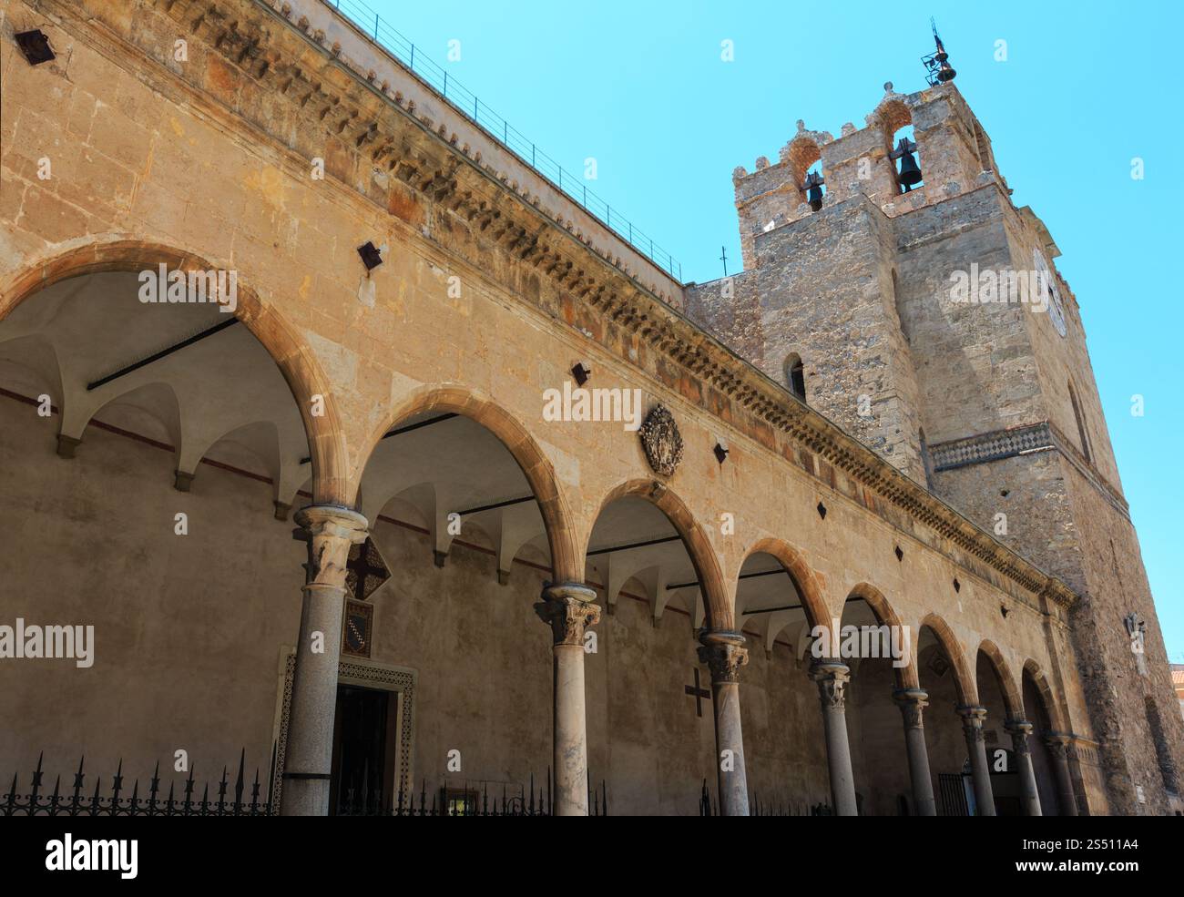 Città di Monreale vista cattedrale, Palermo, Sicilia, Italia. Uno dei la più grande misura esempi di architettura normanna. Foto Stock Città di Monreale vista cattedrale, Palermo, Sicilia, Italia. Uno dei la più grande misura esempi di architettura normanna. Foto Stock